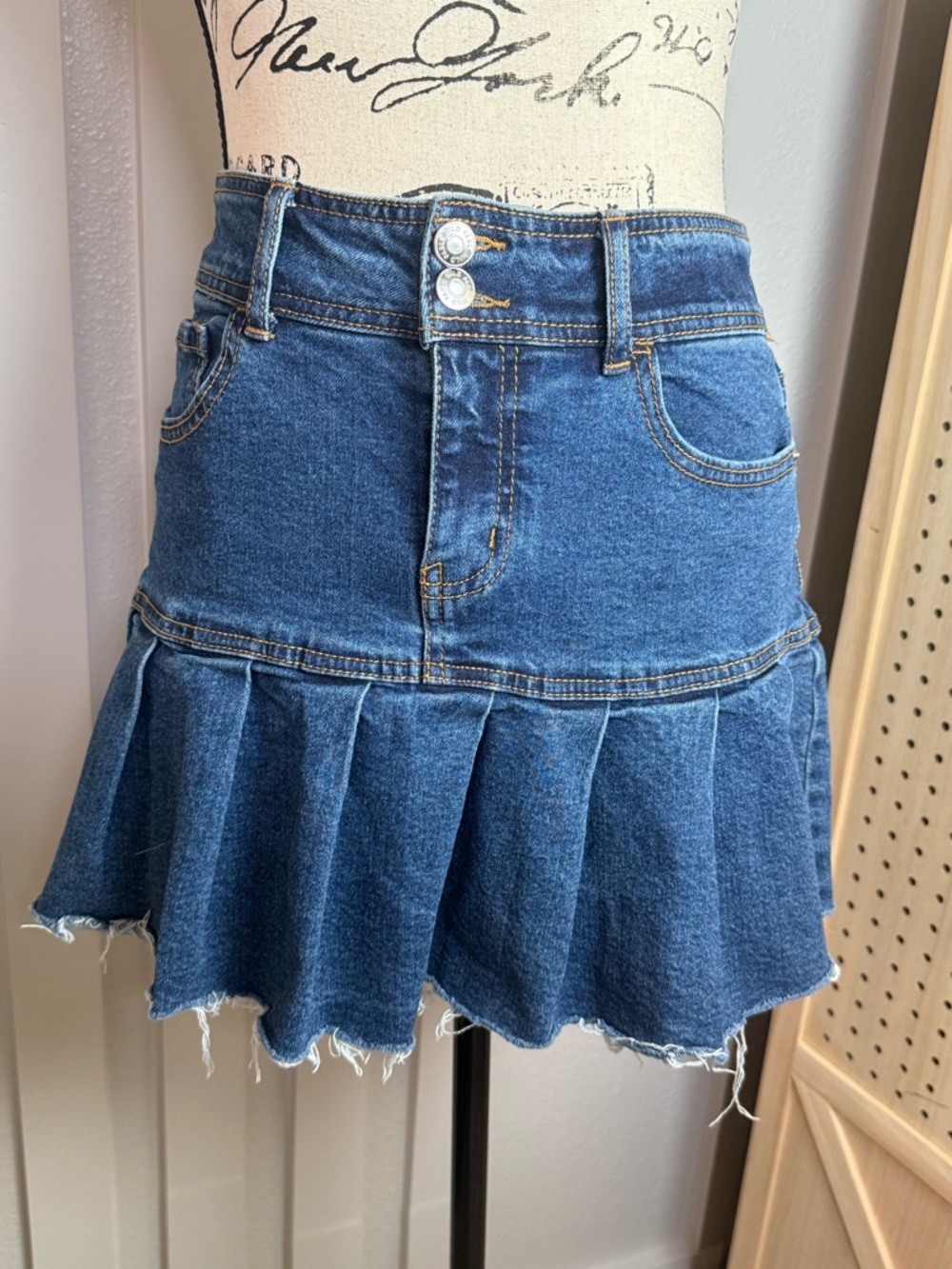 Wild Fable Denim Pleated Mini Skirt Size 6 Y2K Low Rise Blue Jean Skirt Sporty - Picture 2 of 9